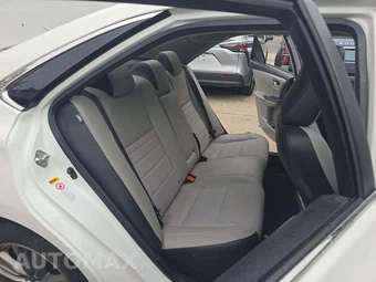 2017 Toyota Camry SE – miniatura 16