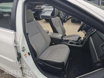 2017 Toyota Camry SE – miniatura 18