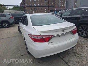 2017 Toyota Camry SE – miniatura 2