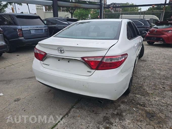 2017 Toyota Camry SE – miniatura 3