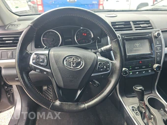 2017 Toyota Camry SE – miniatura 10