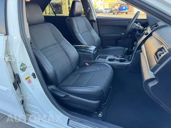 2017 Toyota Camry SE - miniatura 18