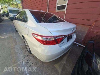 2017 Toyota Camry XLE - miniatura 2