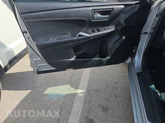 2017 Toyota Camry XLE – miniatura 9