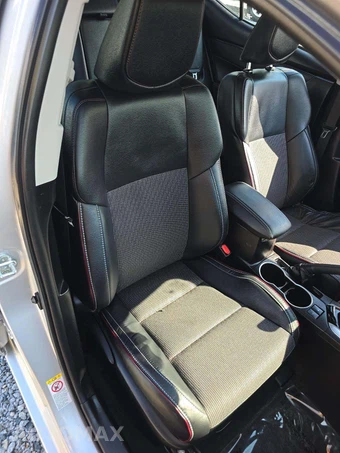 2017 Toyota Corolla 50th Anniversary Special Edition Sedan - miniatura 18