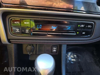2017 Toyota Corolla 50th Anniversary Special Edition Sedan - miniatura 24