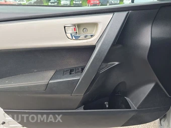 2017 Toyota Corolla LE Sedan – miniatura 9