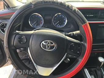 2017 Toyota Corolla LE Sedan – miniatura 10