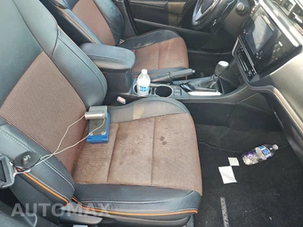 2017 Toyota Corolla SE Sedan – miniatura 8