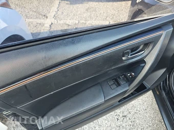 2017 Toyota Corolla SE Sedan – miniatura 9