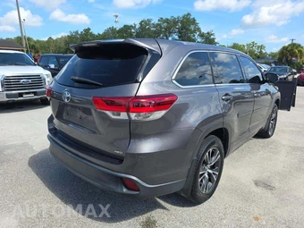 2017 Toyota Highlander LE – miniatura 3