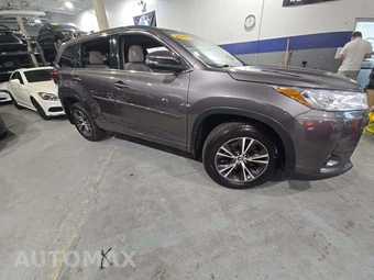 2017 Toyota Highlander LE - miniatura 4