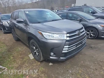 2017 Toyota Highlander LE Plus – miniatura 3