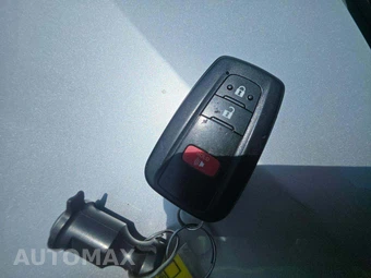 2017 Toyota Prius Four – miniatura 8