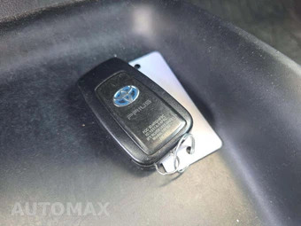 2017 Toyota Prius Two – miniatura 8