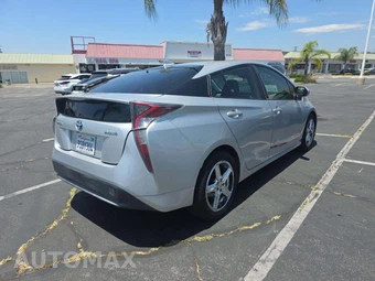 2017 Toyota Prius Two – miniatura 3