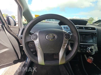 2017 Toyota Prius v Three – miniatura 10