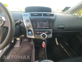 2017 Toyota Prius v Three – miniatura 11