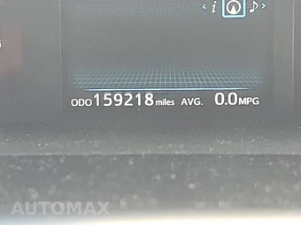 2017 Toyota Prius v Three – miniatura 12