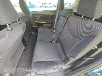 2017 Toyota Prius v Three – miniatura 13