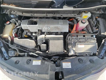 2017 Toyota Prius v Three – miniatura 15