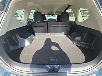 2017 Toyota Prius v Three – miniatura 16