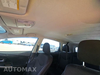 2017 Toyota Prius v Three – miniatura 18