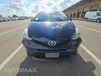 2017 Toyota Prius v Three – miniatura 2