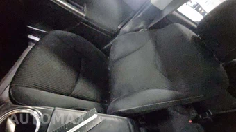 2017 Toyota Prius v Three – miniatura 23