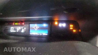 2017 Toyota Prius v Three – miniatura 27