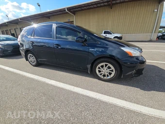 2017 Toyota Prius v Three – miniatura 3