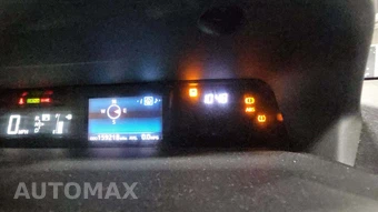 2017 Toyota Prius v Three – miniatura 30
