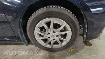 2017 Toyota Prius v Three – miniatura 31