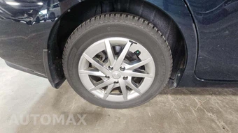 2017 Toyota Prius v Three – miniatura 34