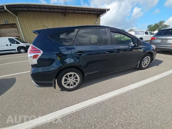 2017 Toyota Prius v Three – miniatura 4