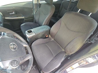 2017 Toyota Prius v Three – miniatura 7