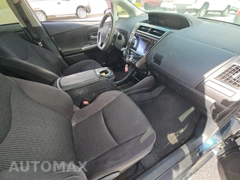 2017 Toyota Prius v Three – miniatura 8