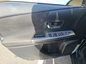 2017 Toyota Prius v Three – miniatura 9