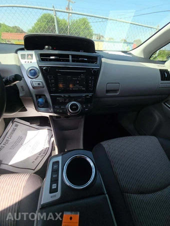 2017 Toyota Prius v Three – miniatura 10
