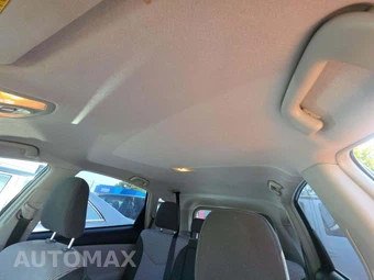 2017 Toyota Prius v Three – miniatura 11