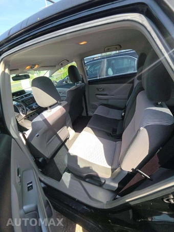2017 Toyota Prius v Three – miniatura 13