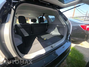 2017 Toyota Prius v Three – miniatura 14