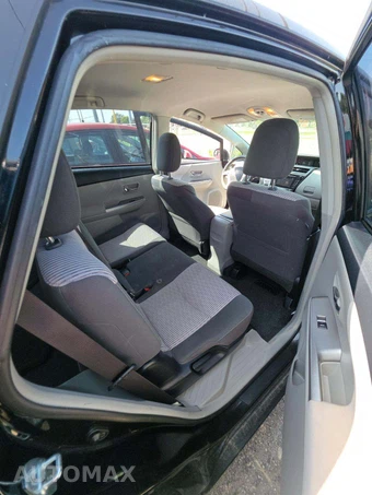 2017 Toyota Prius v Three – miniatura 16