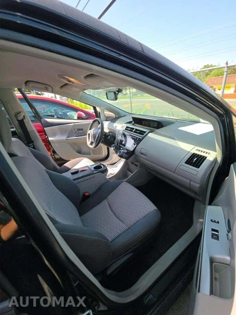 2017 Toyota Prius v Three – miniatura 18