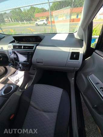 2017 Toyota Prius v Three – miniatura 19
