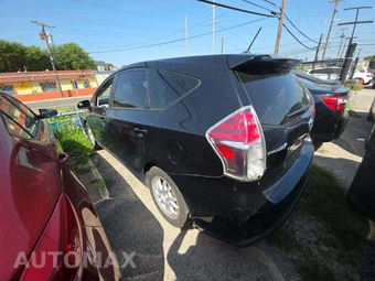 2017 Toyota Prius v Three – miniatura 2