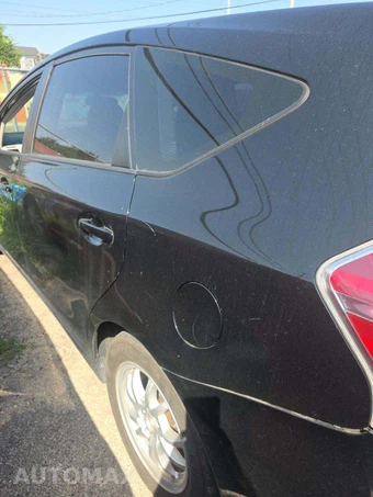2017 Toyota Prius v Three – miniatura 23