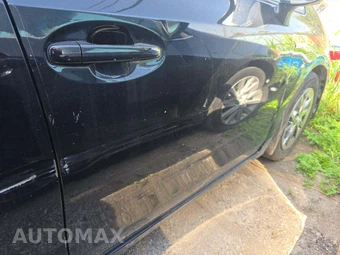 2017 Toyota Prius v Three – miniatura 30