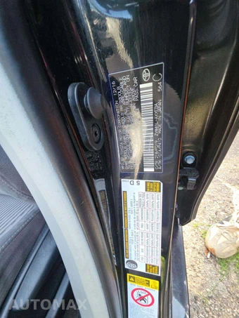 2017 Toyota Prius v Three – miniatura 5
