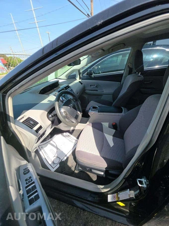 2017 Toyota Prius v Three – miniatura 6